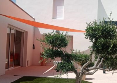 Voile d'ombrage orange, jardin moderne