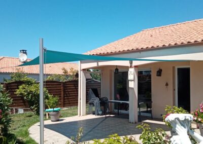 Terrasse de maison avec voile d'ombrage