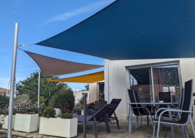 Bandes solaires bleues et marron.