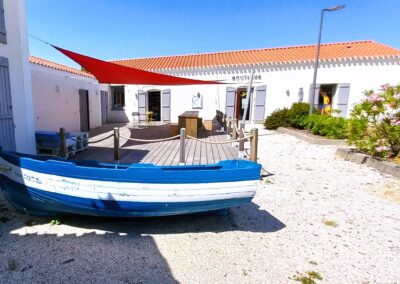 Bateau bleu devant boutique