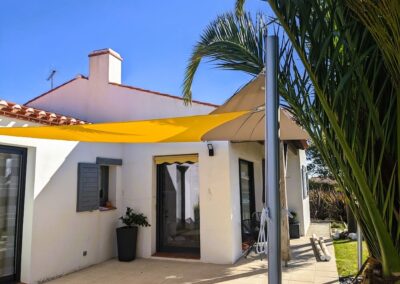 Voile d'ombrage jaune sur patio