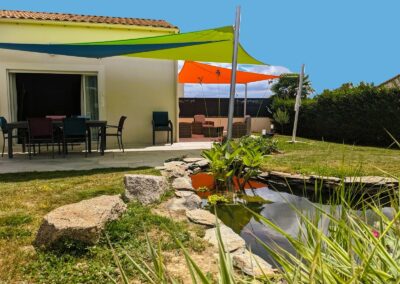 Terrasse ombragée avec jardin fleuri